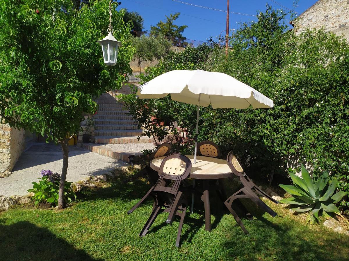 Il Giardino Dei Semplici B&B Caulonia Exterior foto